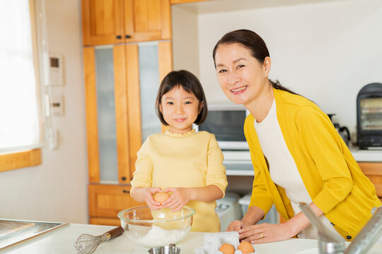 料理をする祖母と孫