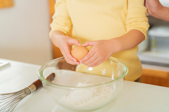 料理をする祖母と孫
