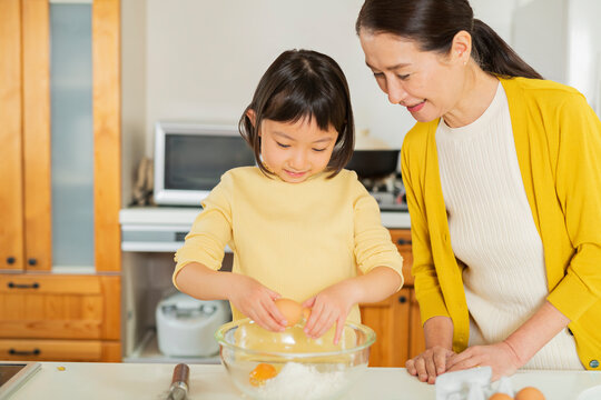 料理をする祖母と孫