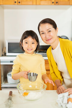 料理をする祖母と孫