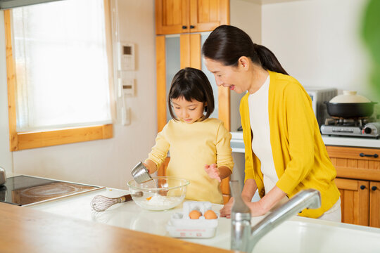 料理をする祖母と孫