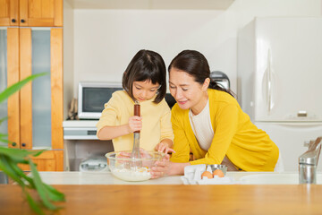 料理をする祖母と孫