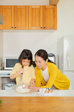 料理をする祖母と孫