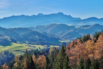 Herbstlandschaft vor Gebirgskulisse, Ostschweiz
