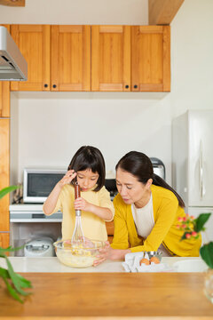料理をする祖母と孫