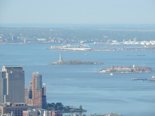 Hermosa vista de la isla Ellis, la estatua de la Libertad, un Crucero y la saliente del rio Hudson desde el rascacielos Empire State de la ciudad de NY, 11-05-2014