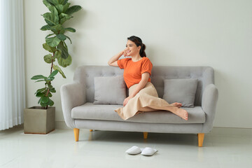 Obraz premium housewife relaxing feels satisfied accomplish chores housework concept