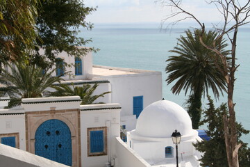 Białe dachy nad morzem śródziemnym - obrazy, fototapety, plakaty