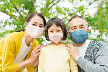 手作りマスクで出かける祖父母と孫