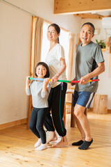 自宅で運動する祖父母と孫