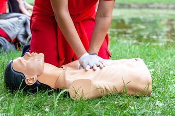 First aid and CPR training in the nature
