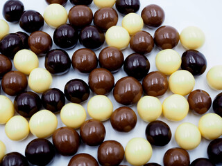 Fondo de bolas de chocolate negro, blanco y chocolate con leche. Dulces