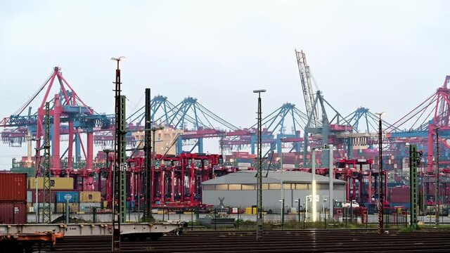 Container Terminal Eurogate Burchardkai in Hamburg, Beladen und Entladen von Container Schiffen 