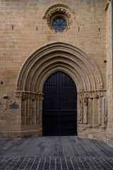Fototapeta na wymiar puerta de Los Abuelos, Iglesia de San Juan, Laguardia , Alava, País Vasco, Spain