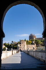 torreon almenado, puente de San Martín, puente medieval sobre el río Tajo, Toledo, Castilla-La...