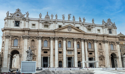 Fototapeta na wymiar The Basilica of San Pietro in Vatican CIty agains a blue sky