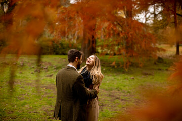 Fototapeta premium Young couple in the autumn park