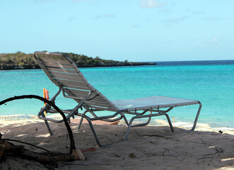 paesaggio caraibico con sdraio