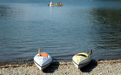 Canoe in riva al lago