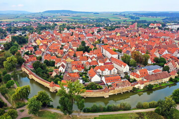 Obraz premium Luftbild von Weißenburg bei schönem Wetter