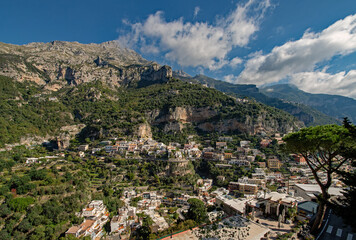 Blick über Positano an der Amalfiküste in Kampanien, Italien 