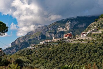 Fototapeta na wymiar Blick über die Berge bei Ravello an der Amalfiküste in Kampanien, Italien 