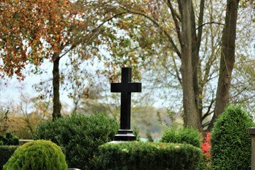 grab mit kreuz auf friedhof