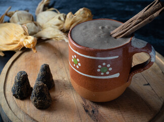 Bebida tradicional mexicana, champurrado y tamales