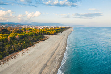 Spiaggia deserta con mare azzurro. Calabria. - obrazy, fototapety, plakaty