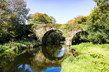 Fototapeta na wymiar Old stone bridge Ireland, summer afternoon. 