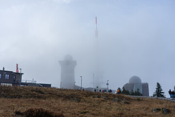 Fototapeta na wymiar Brocken im Nebel