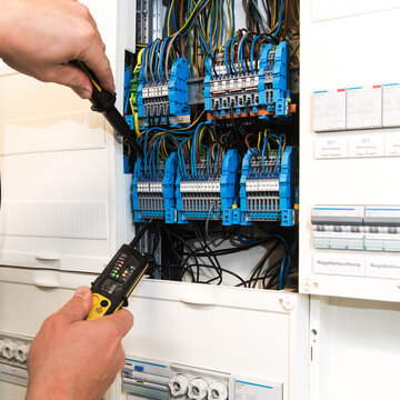 Spannungspr&uuml;fer an einem Verteilerkasten