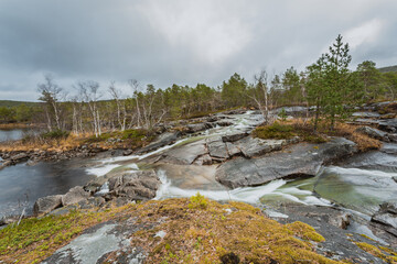 Rzeka w okolicach jeziora Notvatnet Hamarøy (Nordland) w Norwegii