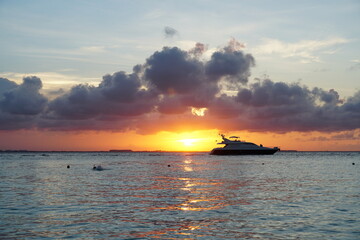 Naklejka premium isla mujeres, quintana roo, mexico, sea, caribbean sea, beach, water, sand, sunset, dawn