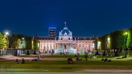 École militaire  und der Tour Montparnasse am Abend