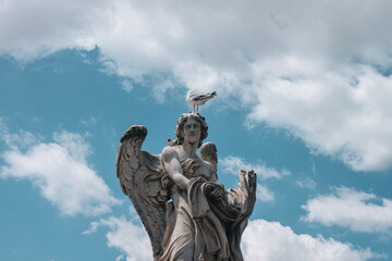 Fototapeta na wymiar Statue in Rome wit cute bird