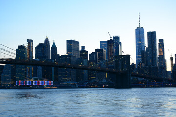Fototapeta premium Brooklyn, USA - May 27, 2019: Night view to Manhattan from Main Street Park near Brooklyn Bridge