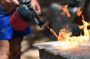 fiamma ossidrica sul legno