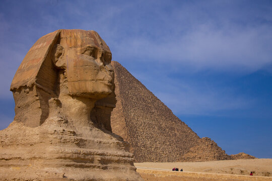 Beautiful profile picture of Sphinx with pyramid Giza behind