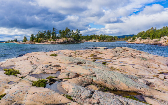 The Chikanishing trail is an easy hike in Killarney Provincial Park that allows you to discover the rugged Georgian Bay coastline, typical of the Canadian Shield