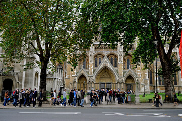 Obraz premium Pessoas na entrada da Abadia de Westminster. Londres. Inglaterra. Europa