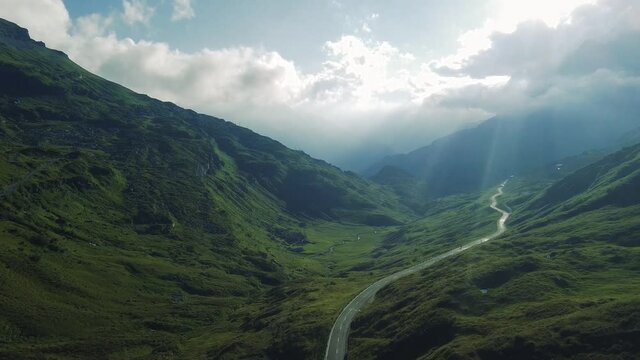 Tal mit Passstrasse in den Schweizer Alpen aus der Luft, Naturlandschaft