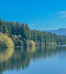 Fototapeta na wymiar Beautiful view of Lake Easton in the Cascades Mountains of the Pacific Northwest, Washington