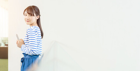 スマホを使う女性