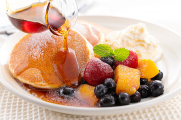 生クリームとフルーツたっぷりパンケーキ