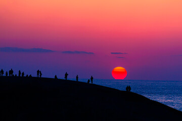 日本最大の砂丘「鳥取砂丘」。日本海に沈む夕陽が見もの