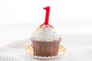 1周年をお祝いするカップケーキ