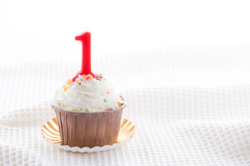 1周年をお祝いするカップケーキ