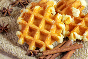plusieurs gaufres liégeoises sur une table