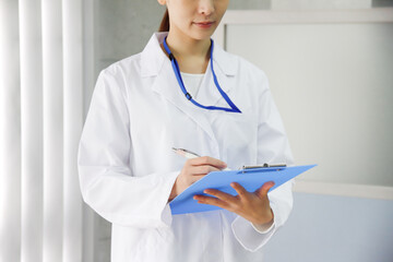 記入する白衣を着た日本人女性
